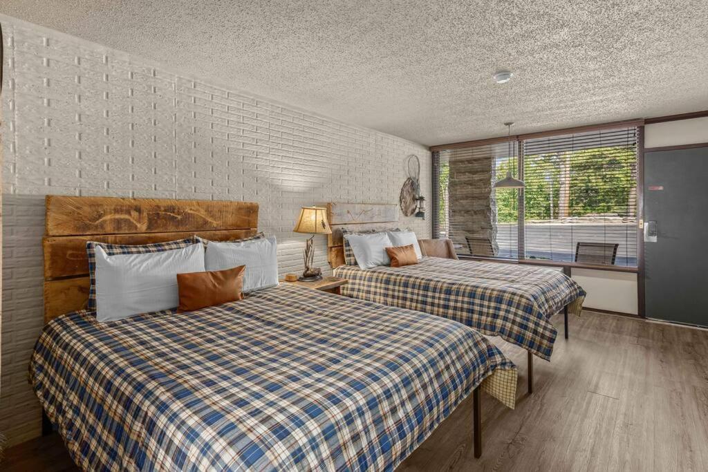 Stonegate Lodge 2 Queen Beds Fast Wifi 50" Tv Salt Water Pool Room #207 Eureka Springs Exterior photo